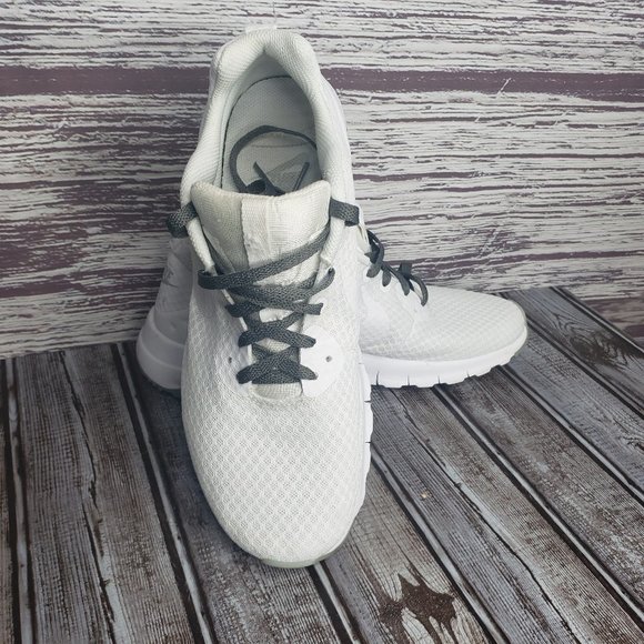 Nike Shoes - Nike WMNS AIR MAX MOTION LW solid white size 10